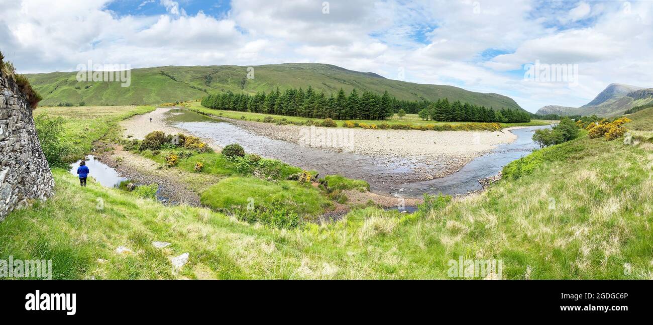 DUN DORNAIGIL Eisenzeit Broch in Sutherland, schottischen Highlands mit Blick auf den Strathmore River. Foto: Tony Gale Stockfoto DUN DORNAIGIL Eisenzeit Broch in Sutherland, schottischen Highlands mit Blick auf den Strathmore River. Foto: Tony Gale Stockfoto
