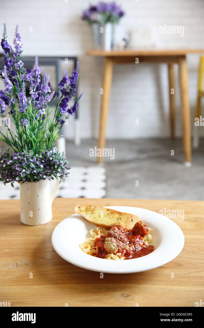 Spaghetti Fettucine Bolognese mit Fleischbällchen Stockfoto