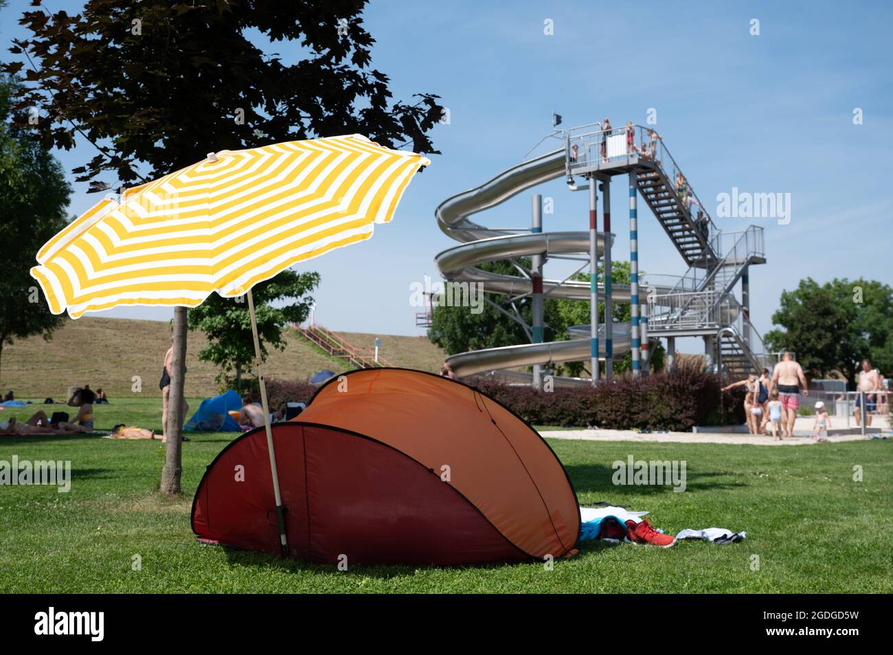 13. August 2021, Sachsen, Dresden: Badegäste stehen an einer Rutsche im Cossebaude-Stausee. Die Freibäder Sachsens hoffen auf ein weiteres arbeitsreiches Wochenende. Foto: Sebastian Kahnert/dpa-Zentralbild/dpa Stockfoto