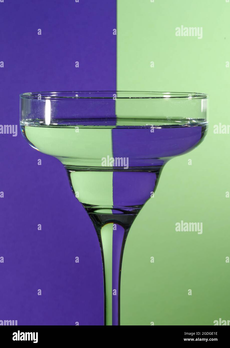 Farbenfrohe Reflexe in einem eleganten Margarita-Glas Stockfoto