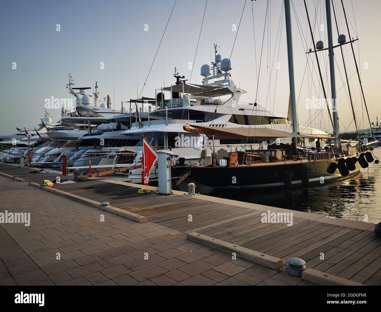 Maxi Yacht Lady IN SARDINIEN MARINA DI OLBIA HAFEN bei Sonnenuntergang Stockfoto