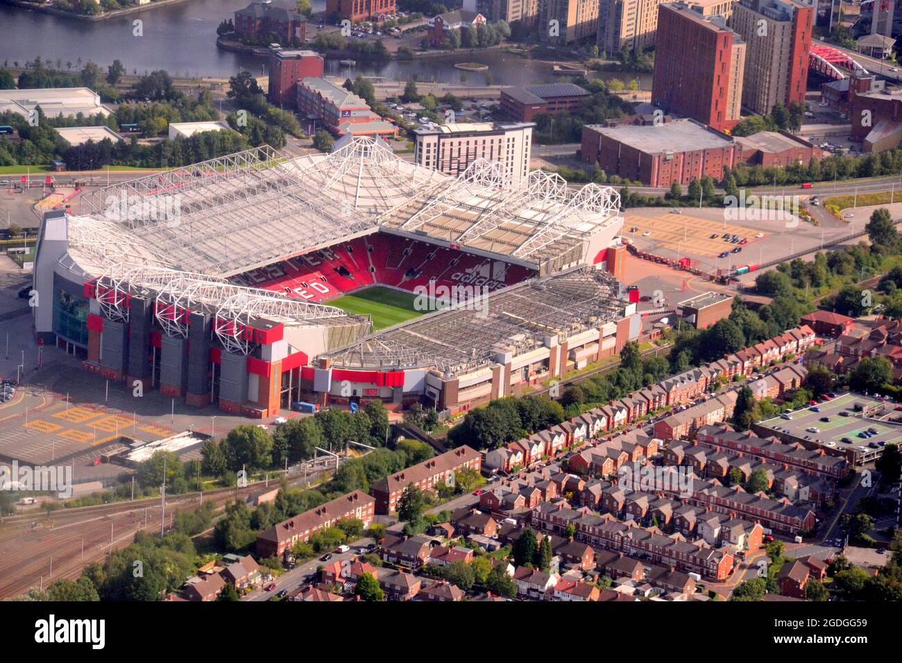 Manchester, Großbritannien, 13. August 2021. Manchester, Trafford, Greater Manchester und District aus der Luft gesehen. Old Trafford Football Ground, Heimstadion des Manchester United Football Club oder des MUFC. Quelle: Terry Waller/Alamy Live News Stockfoto