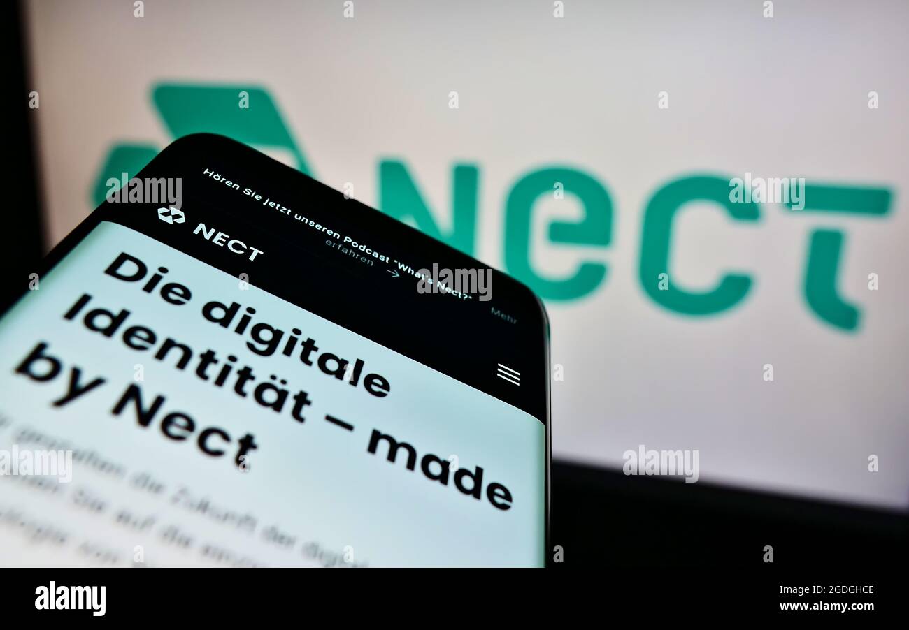 Smartphone mit Website des deutschen Identitätsverifizierungsunternehmens Nect GmbH auf dem Bildschirm vor dem Firmenlogo. Konzentrieren Sie sich auf die obere linke Seite des Telefondisplays. Stockfoto