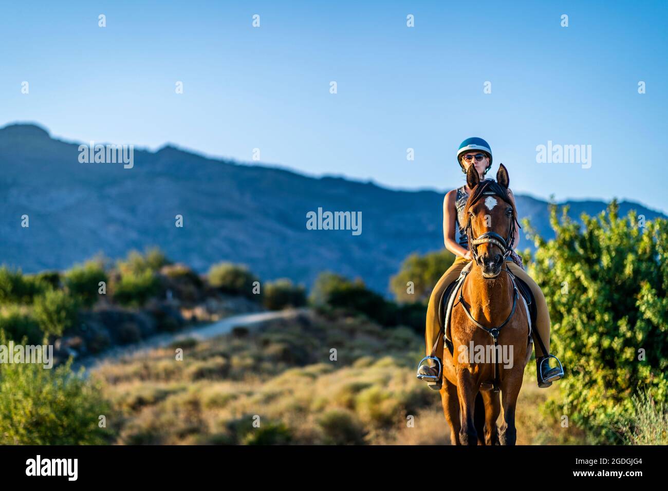 Junge Frau genießt Reiten in der bergigen Wildnis von Andalusien, Spanien Stockfoto