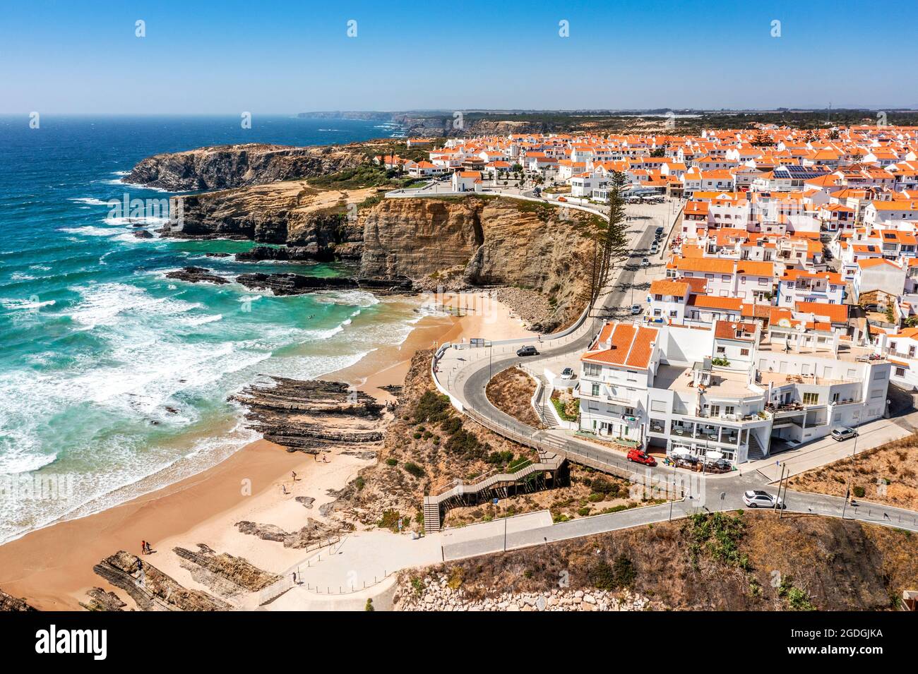 Luftaufnahme von Zambujeira do Mar - charmante Stadt auf Klippen am Atlantischen Ozean in Alentejo, Portugal Stockfoto