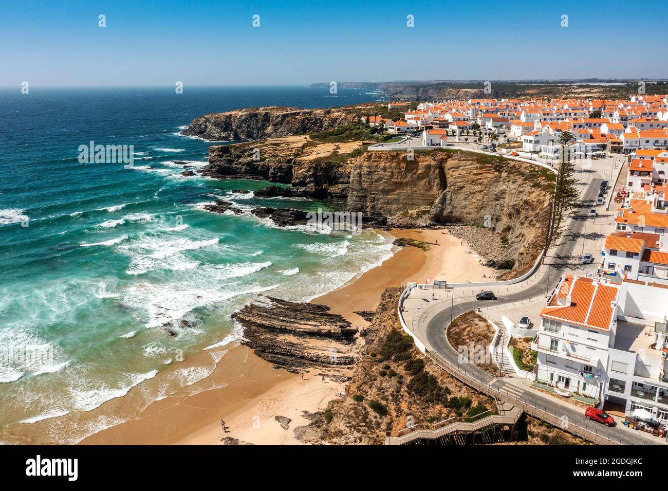 Luftaufnahme von Zambujeira do Mar - charmante Stadt auf Klippen am Atlantischen Ozean in Alentejo, Portugal Stockfoto