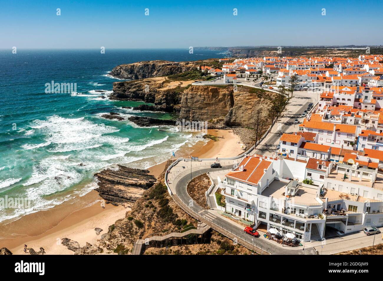 Luftaufnahme von Zambujeira do Mar - charmante Stadt auf Klippen am Atlantischen Ozean in Alentejo, Portugal Stockfoto