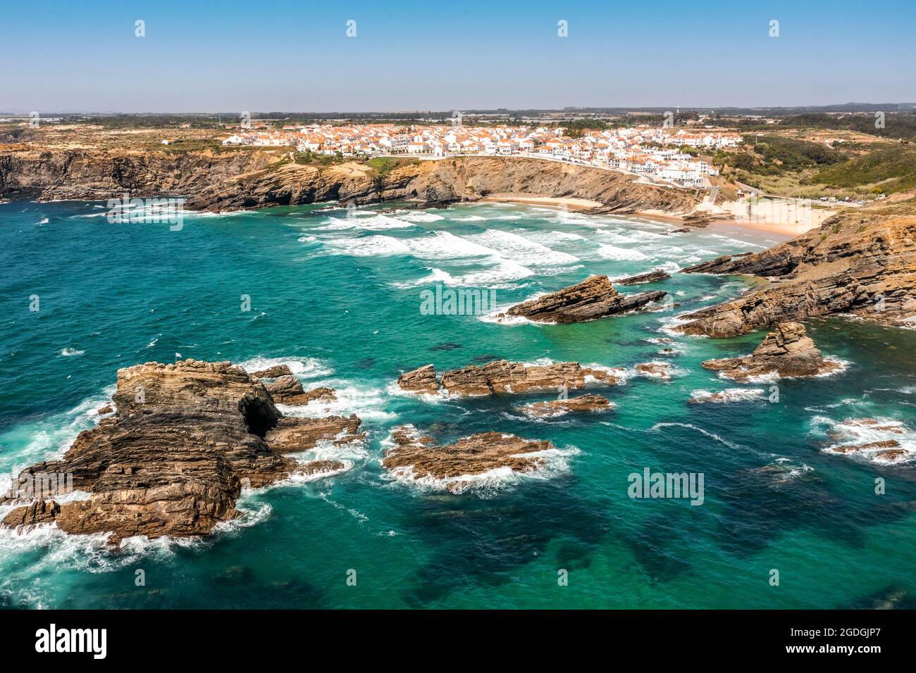 Luftaufnahme von Zambujeira do Mar - charmante Stadt auf Klippen am Atlantischen Ozean in Alentejo, Portugal Stockfoto