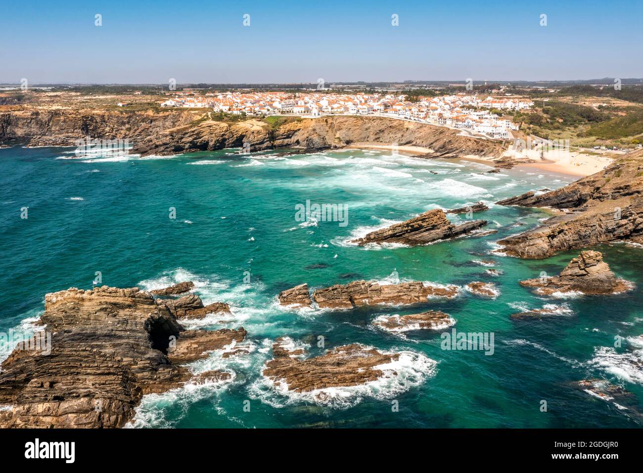 Luftaufnahme von Zambujeira do Mar - charmante Stadt auf Klippen am Atlantischen Ozean in Alentejo, Portugal Stockfoto