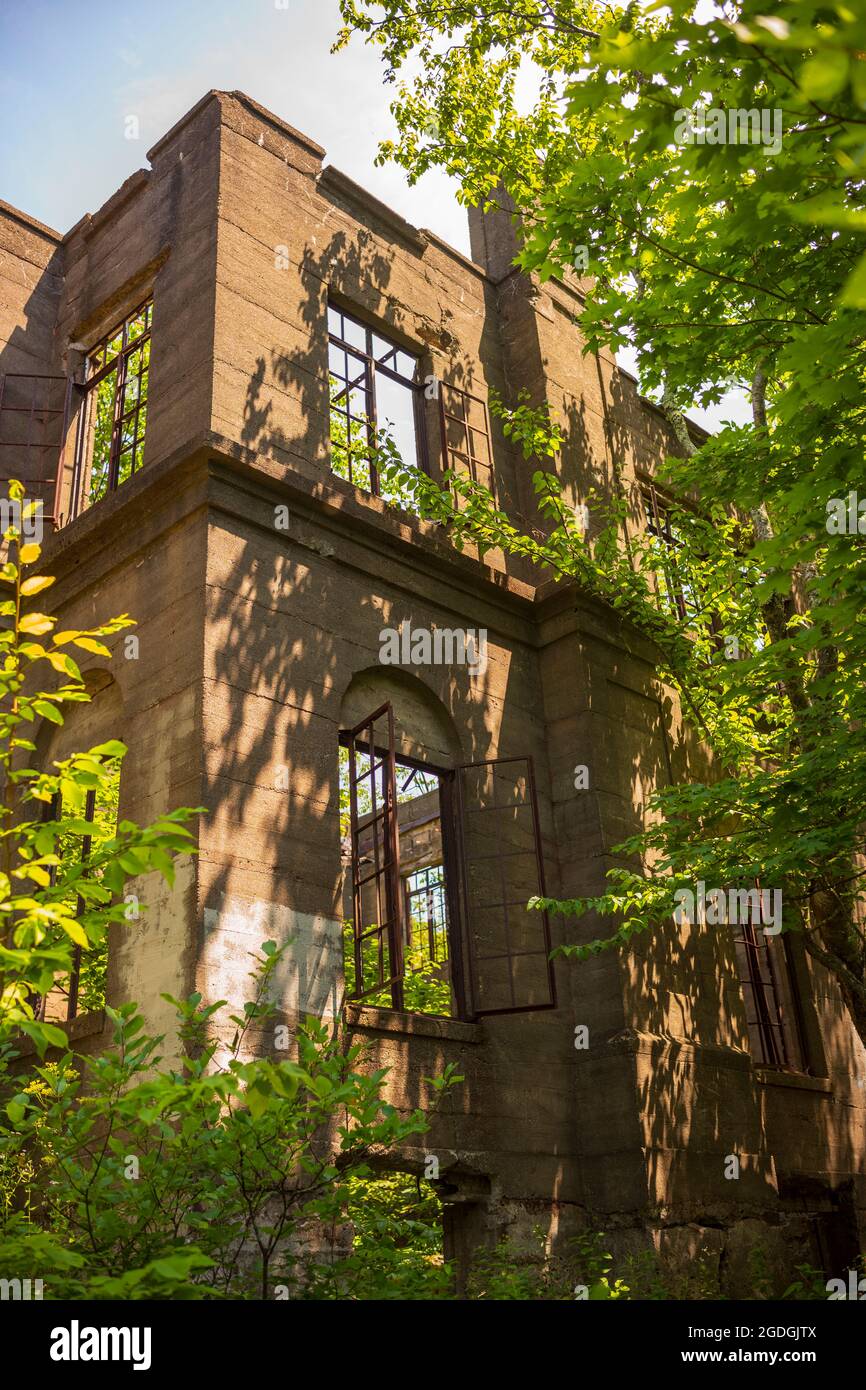 Die Skelettreste des Catskills Hotels, das Overlook Mountain House, begrüßen Wanderer, die auf den Gipfel des Overlook Mountain in der Nähe von wo reisen Stockfoto