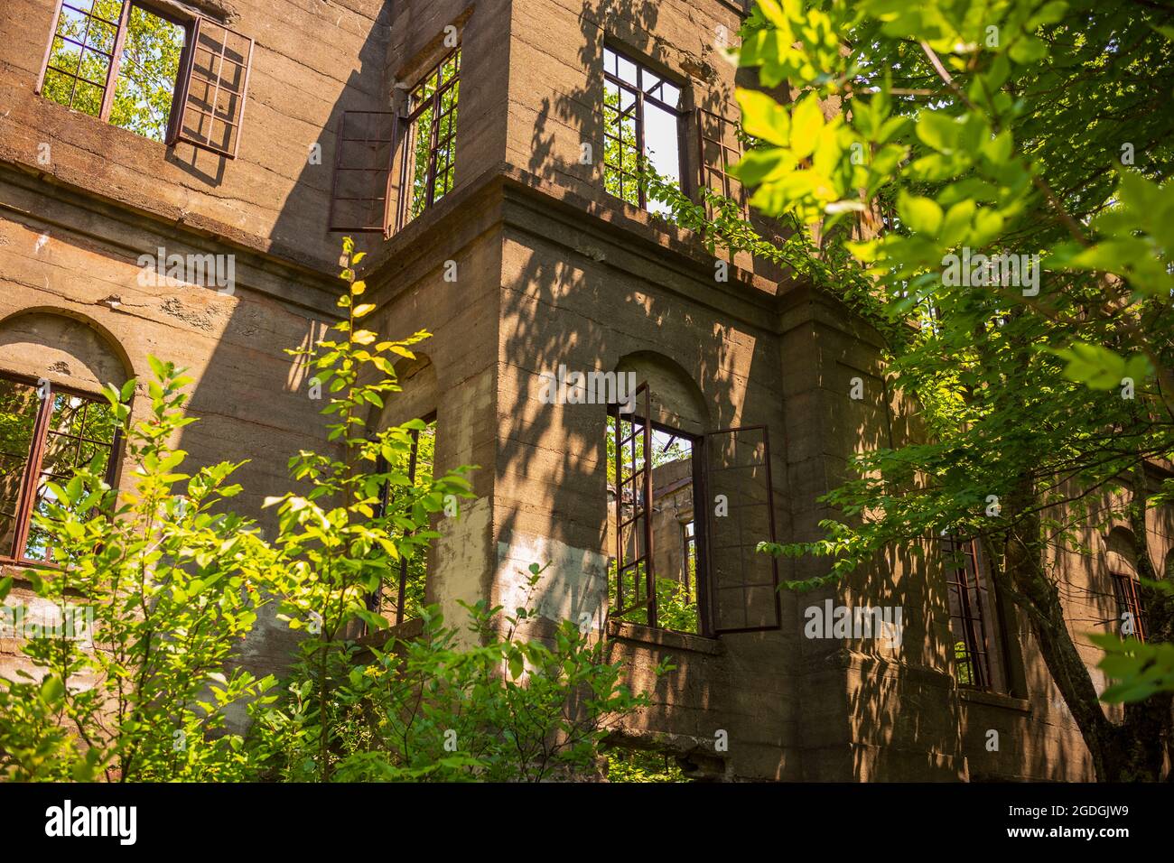 Die Skelettreste des Catskills Hotels, das Overlook Mountain House, begrüßen Wanderer, die auf den Gipfel des Overlook Mountain in der Nähe von wo reisen Stockfoto