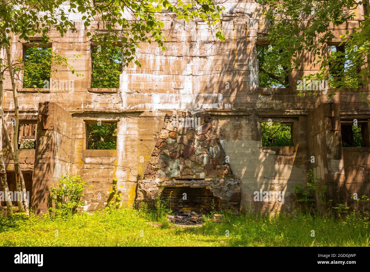 Die Skelettreste des Catskills Hotels, das Overlook Mountain House, begrüßen Wanderer, die auf den Gipfel des Overlook Mountain in der Nähe von wo reisen Stockfoto