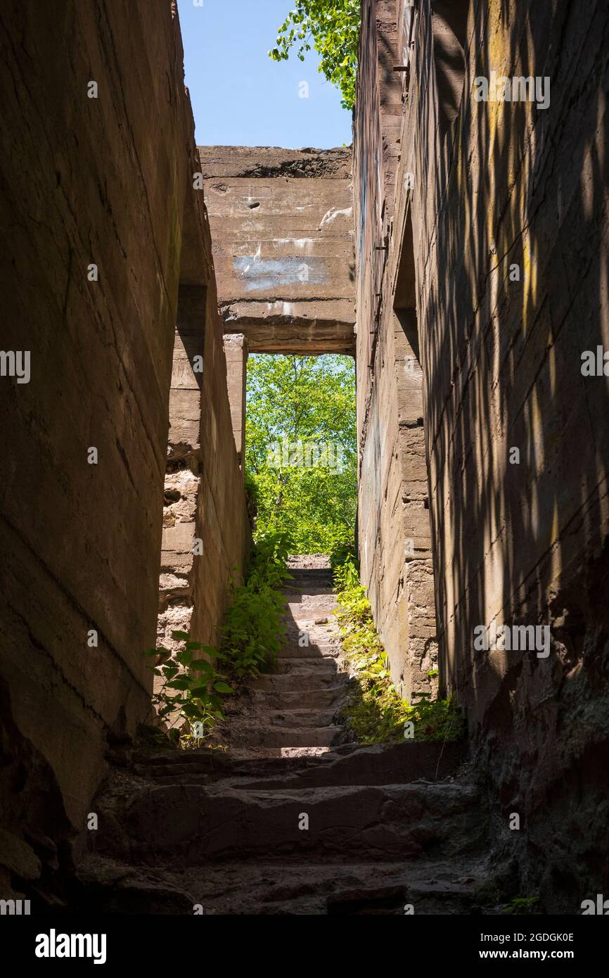 Die Skelettreste des Catskills Hotels, das Overlook Mountain House, begrüßen Wanderer, die auf den Gipfel des Overlook Mountain in der Nähe von wo reisen Stockfoto