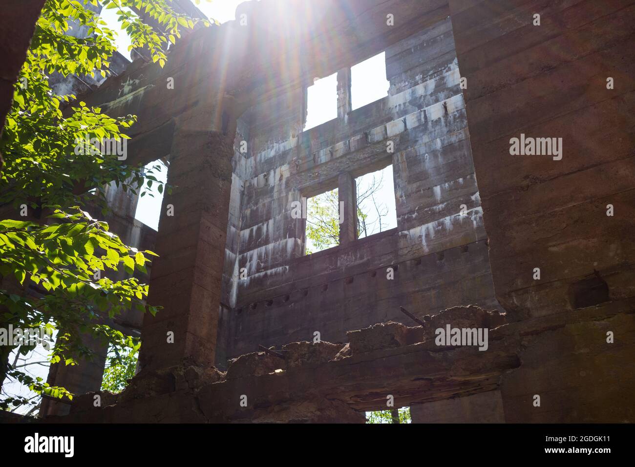 Die Skelettreste des Catskills Hotels, das Overlook Mountain House, begrüßen Wanderer, die auf den Gipfel des Overlook Mountain in der Nähe von wo reisen Stockfoto