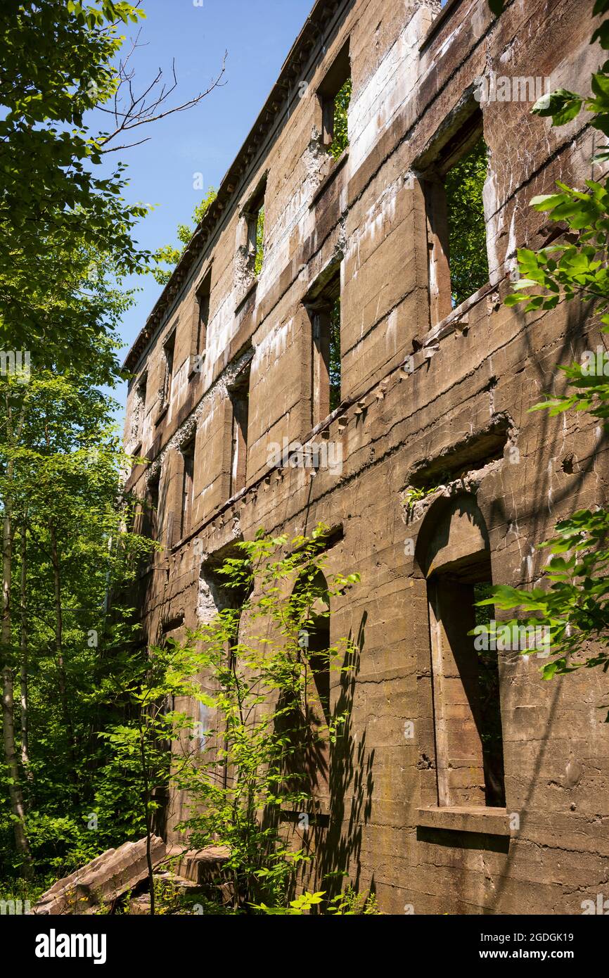 Die Skelettreste des Catskills Hotels, das Overlook Mountain House, begrüßen Wanderer, die auf den Gipfel des Overlook Mountain in der Nähe von wo reisen Stockfoto