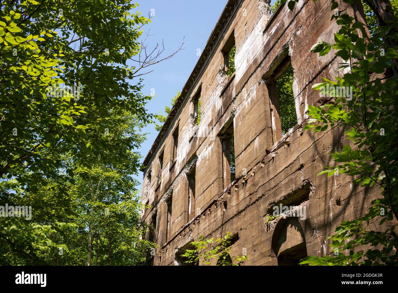 Die Skelettreste des Catskills Hotels, das Overlook Mountain House, begrüßen Wanderer, die auf den Gipfel des Overlook Mountain in der Nähe von wo reisen Stockfoto