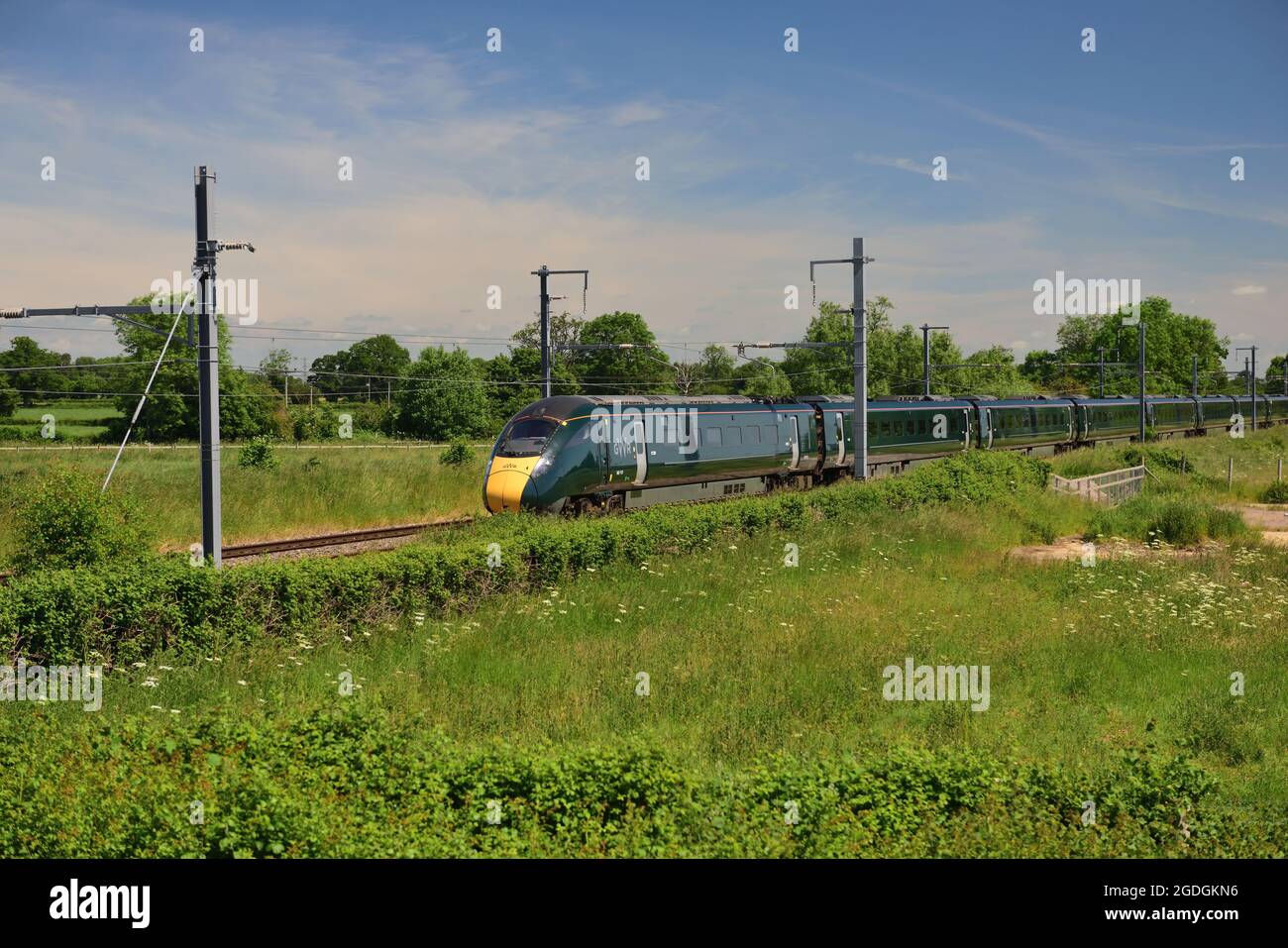 Intercity Express-Zug, der an Langley Crossing in der Nähe von Chippenham, Wiltshire, vorbeifährt. Stockfoto