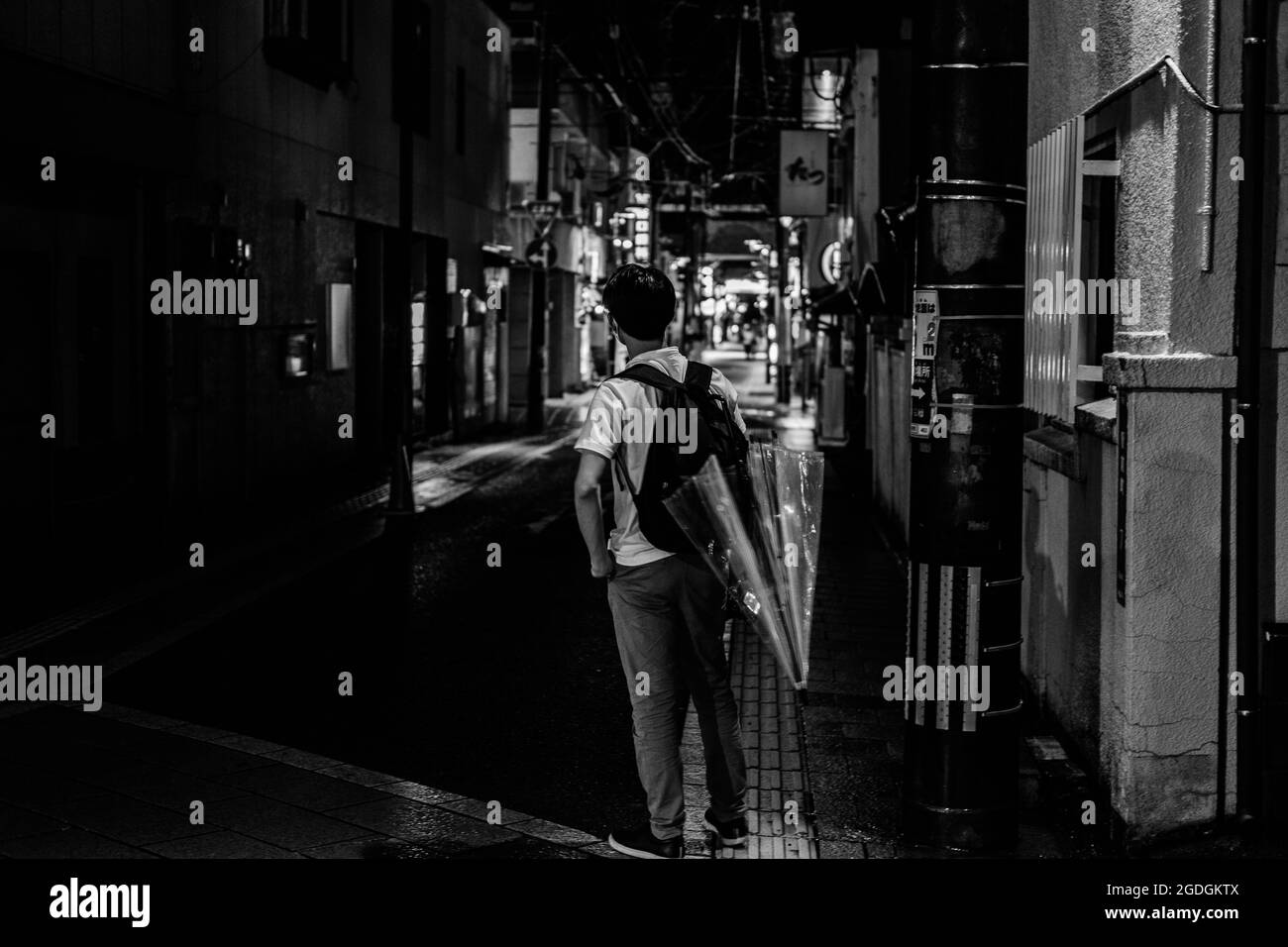 Der Blick auf die japanische Straße in der Nähe von Tokio bei Nacht mit lebhaften Farben Stockfoto