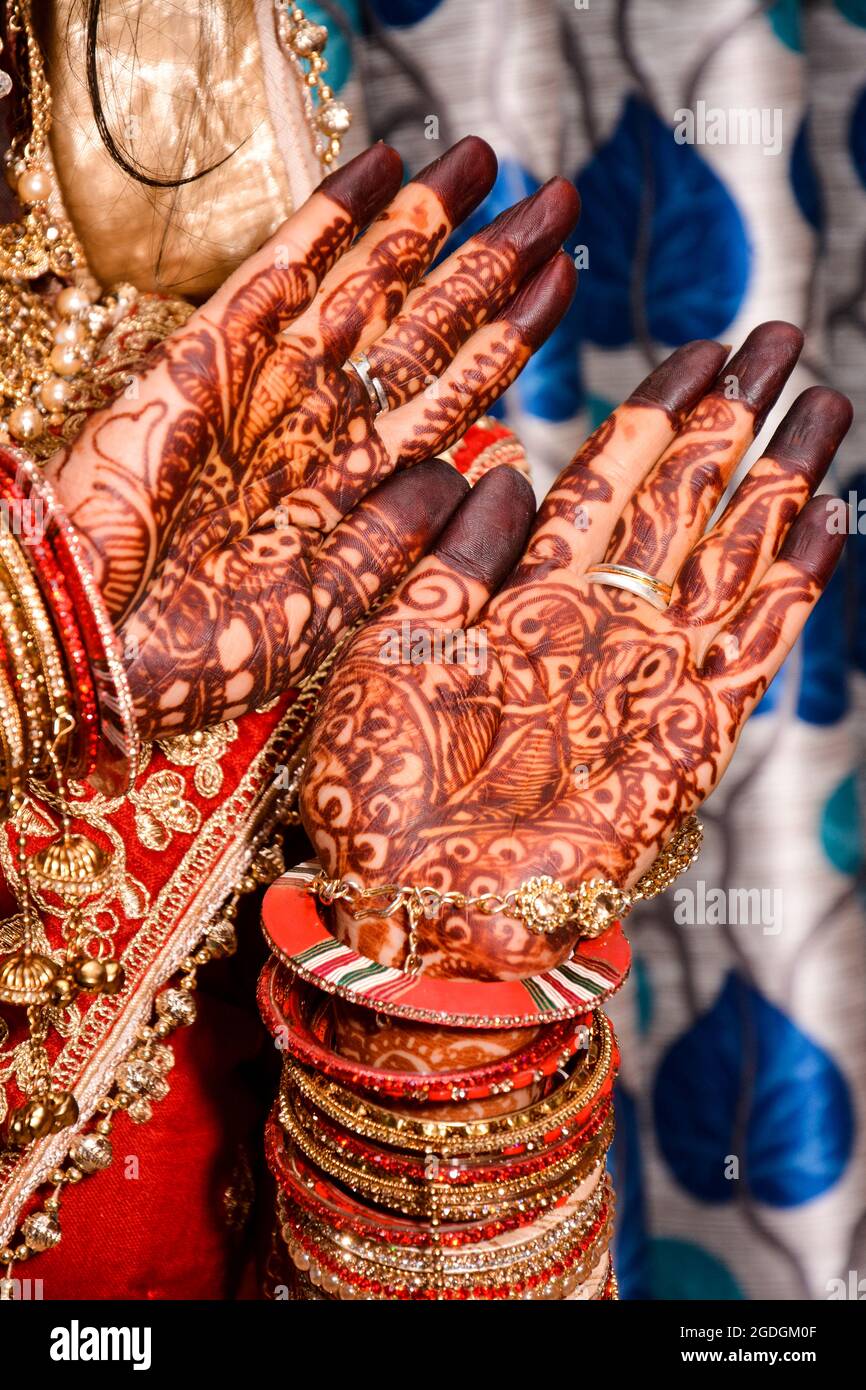 Indische Braut zeigt Hände Mehndi Design auf Hochzeit Stockfoto