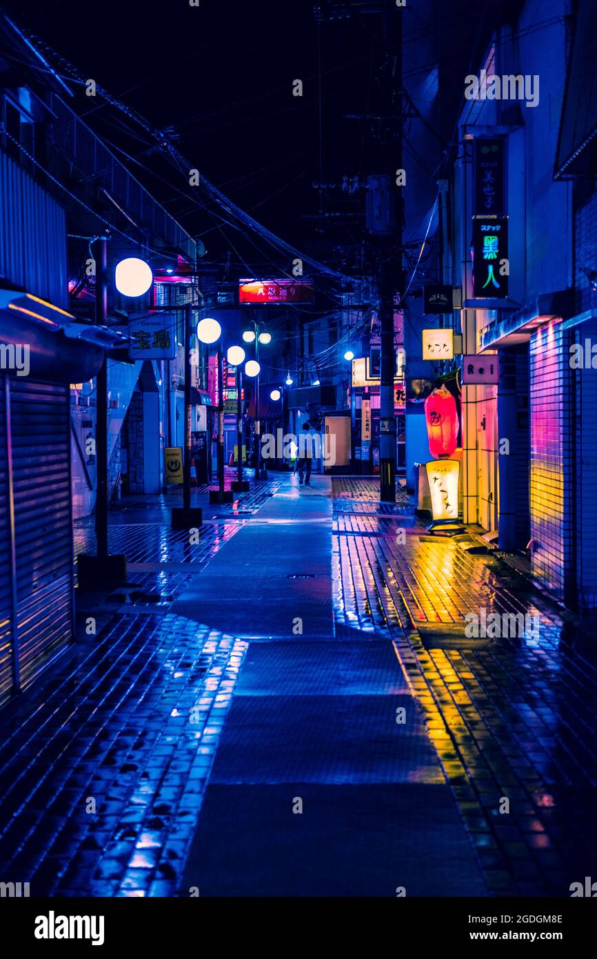 Der Blick auf die japanische Straße in der Nähe von Tokio bei Nacht mit lebhaften Farben Stockfoto