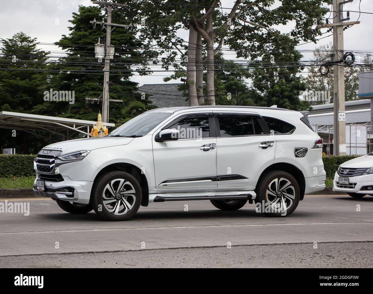 Chiangmai, Thailand -Juli 17 2021: Privater SUV-Wagen Isuzu Mu x Mu-x. Auf der Straße Nr. 1001 8 km vom Chiangmai Business Area. Stockfoto