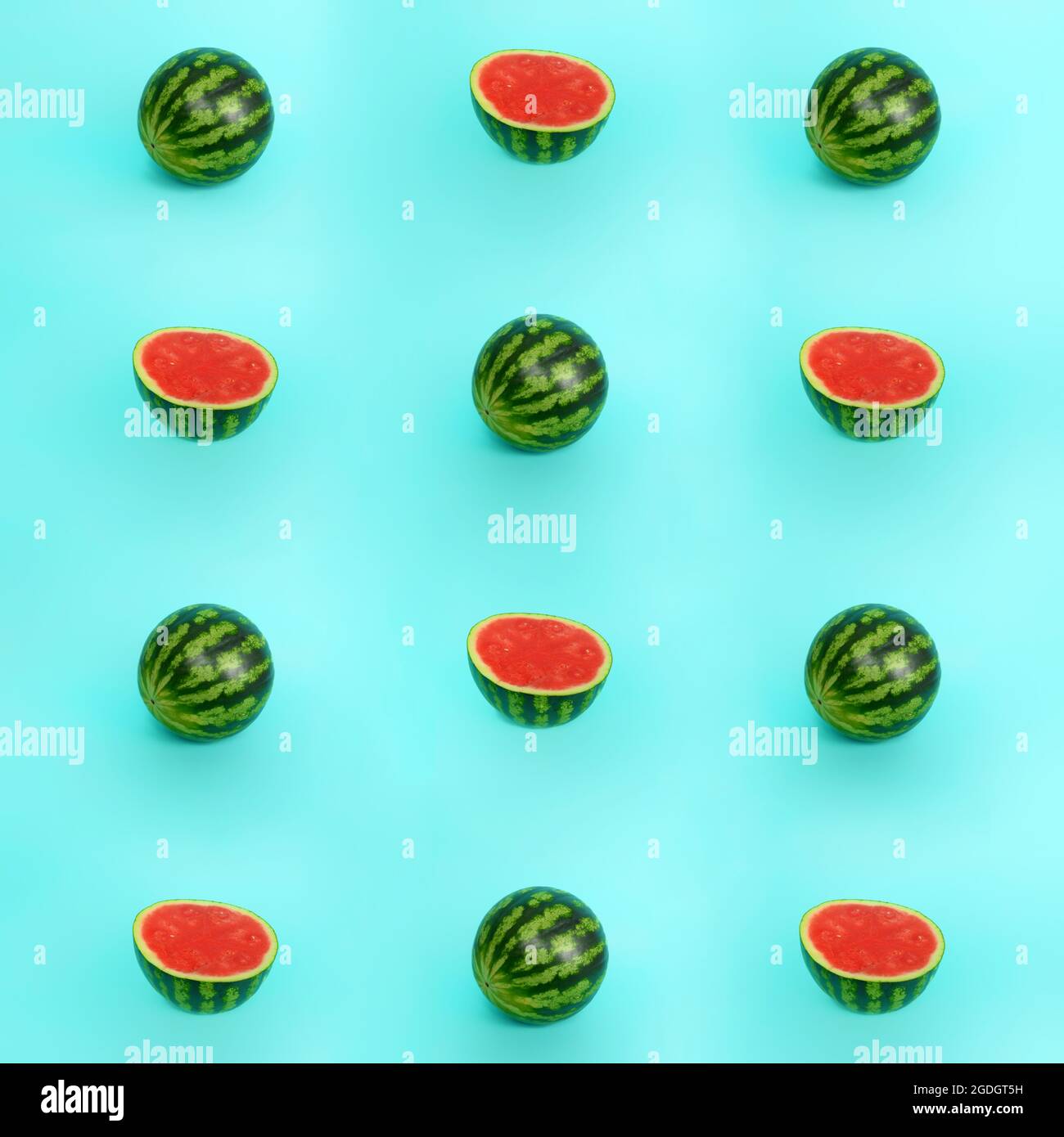 Muster der Sommerwassermelone auf cyanfarbenem Hintergrund Stockfoto