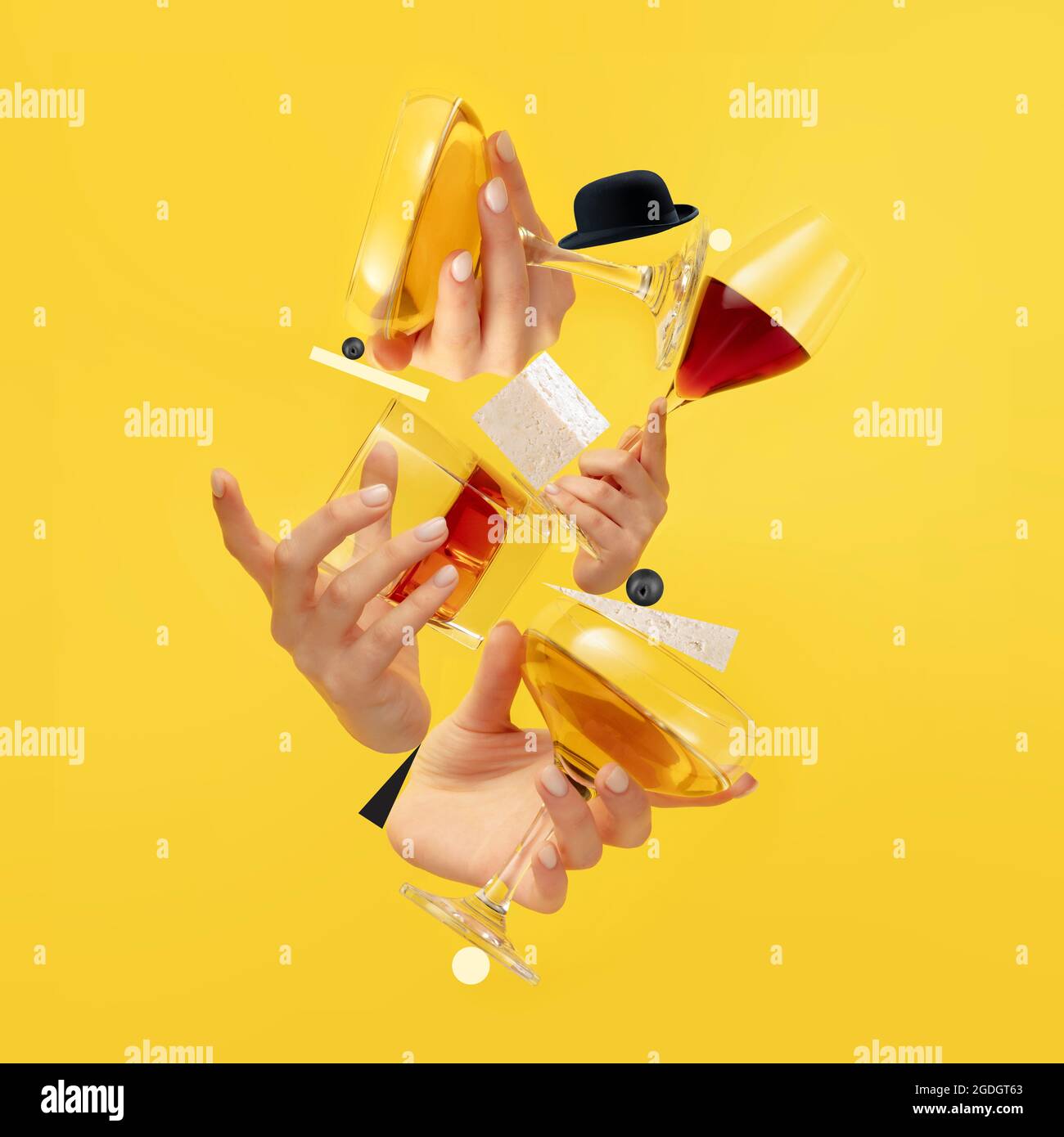 Moderne Komposition im Zeitschriftenstil mit menschlichen Händen, die Gläser für Alkoholgetränke auf gelbem Hintergrund halten. Stockfoto