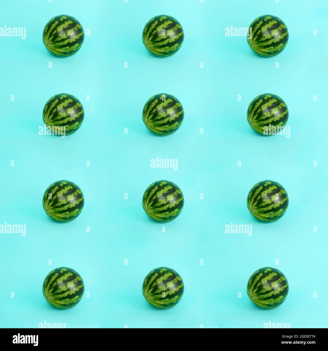 Muster der Sommerwassermelone auf cyanfarbenem Hintergrund Stockfoto