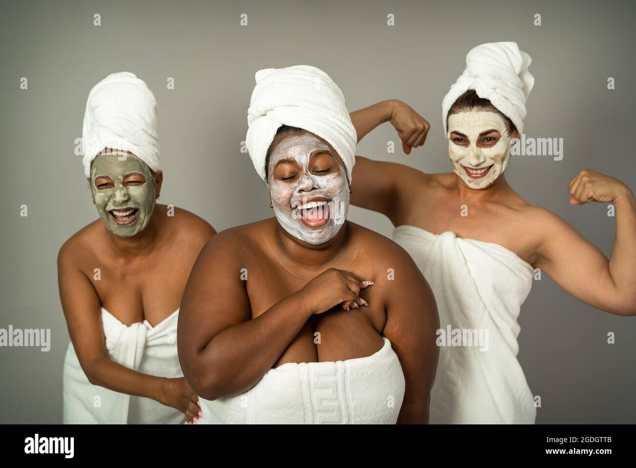 Glückliche Frauen mit unterschiedlichen Alter und Körpergröße mit Hautpflege Spa Day - Menschen Selfcare Konzept Stockfoto
