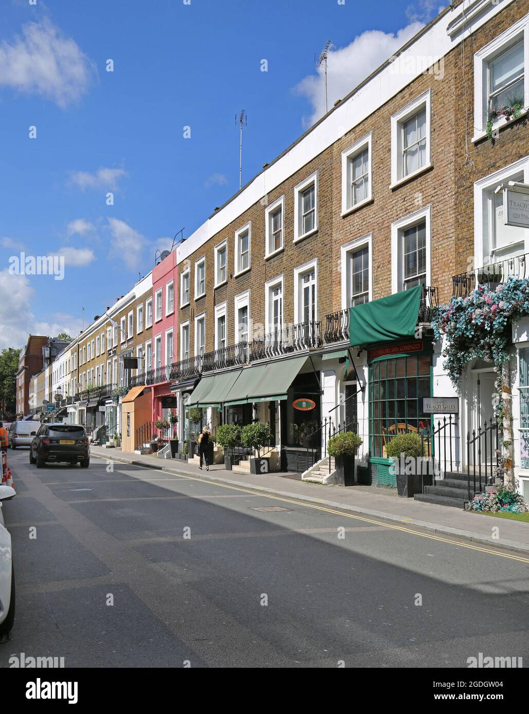 Geschäfte und Restaurants am Beauchamp Place, Knightbridge, einer exklusiven Einkaufsstraße in der Nähe des Harrods Stores im wohlhabendsten Teil von London, Großbritannien. Stockfoto
