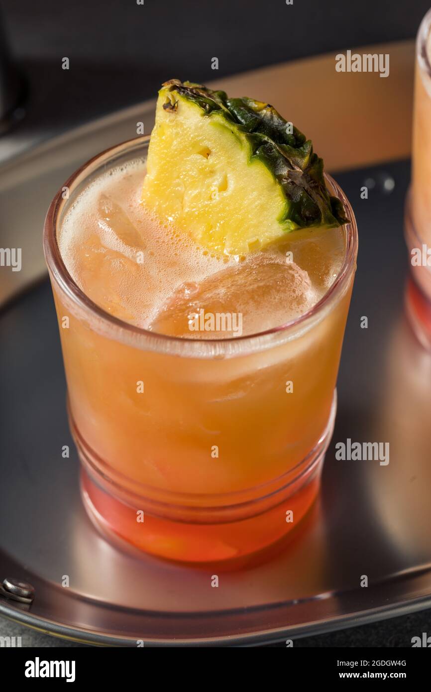 Erfrischender Rum-Swizzle-Cocktail mit Ananas und Grenadine Stockfoto