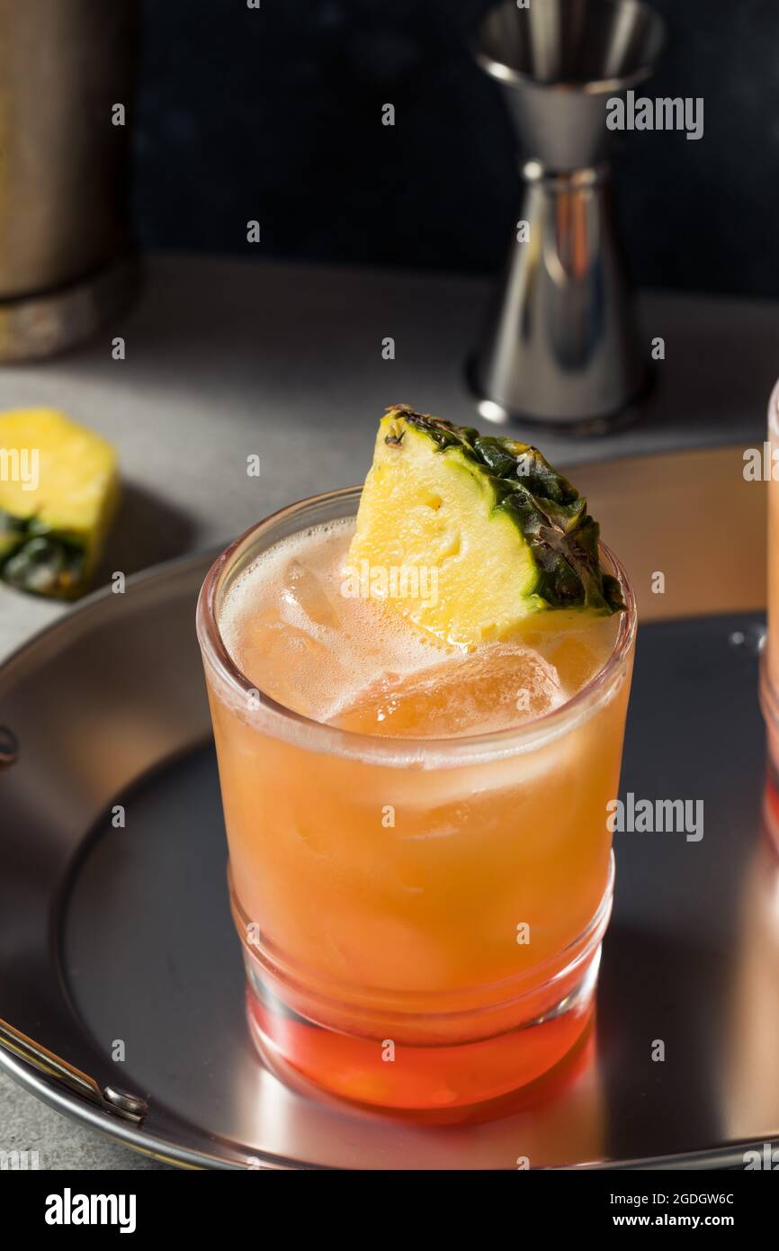 Erfrischender Rum-Swizzle-Cocktail mit Ananas und Grenadine Stockfoto