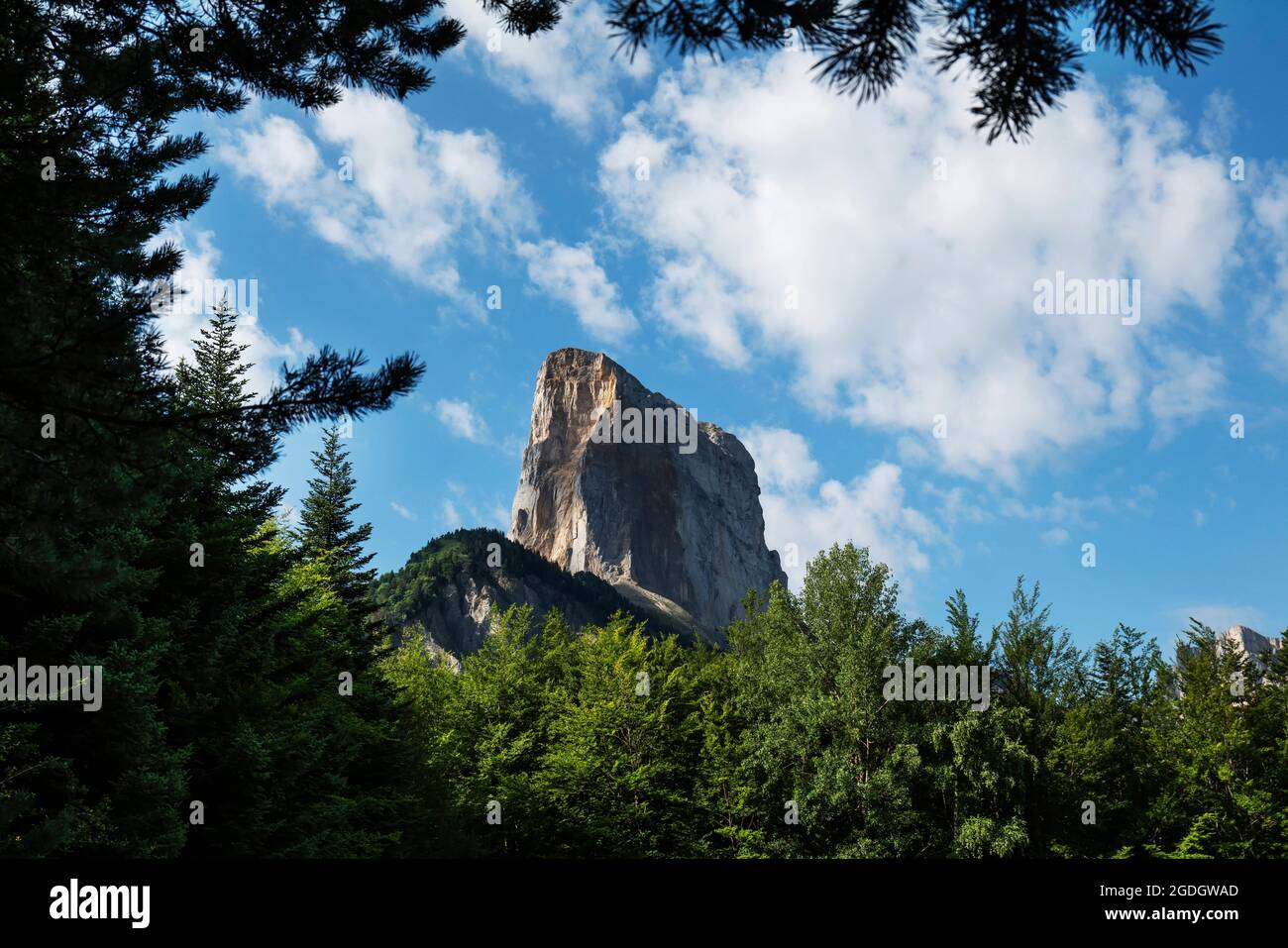 Mont Aiguille in den Wolken Stockfoto