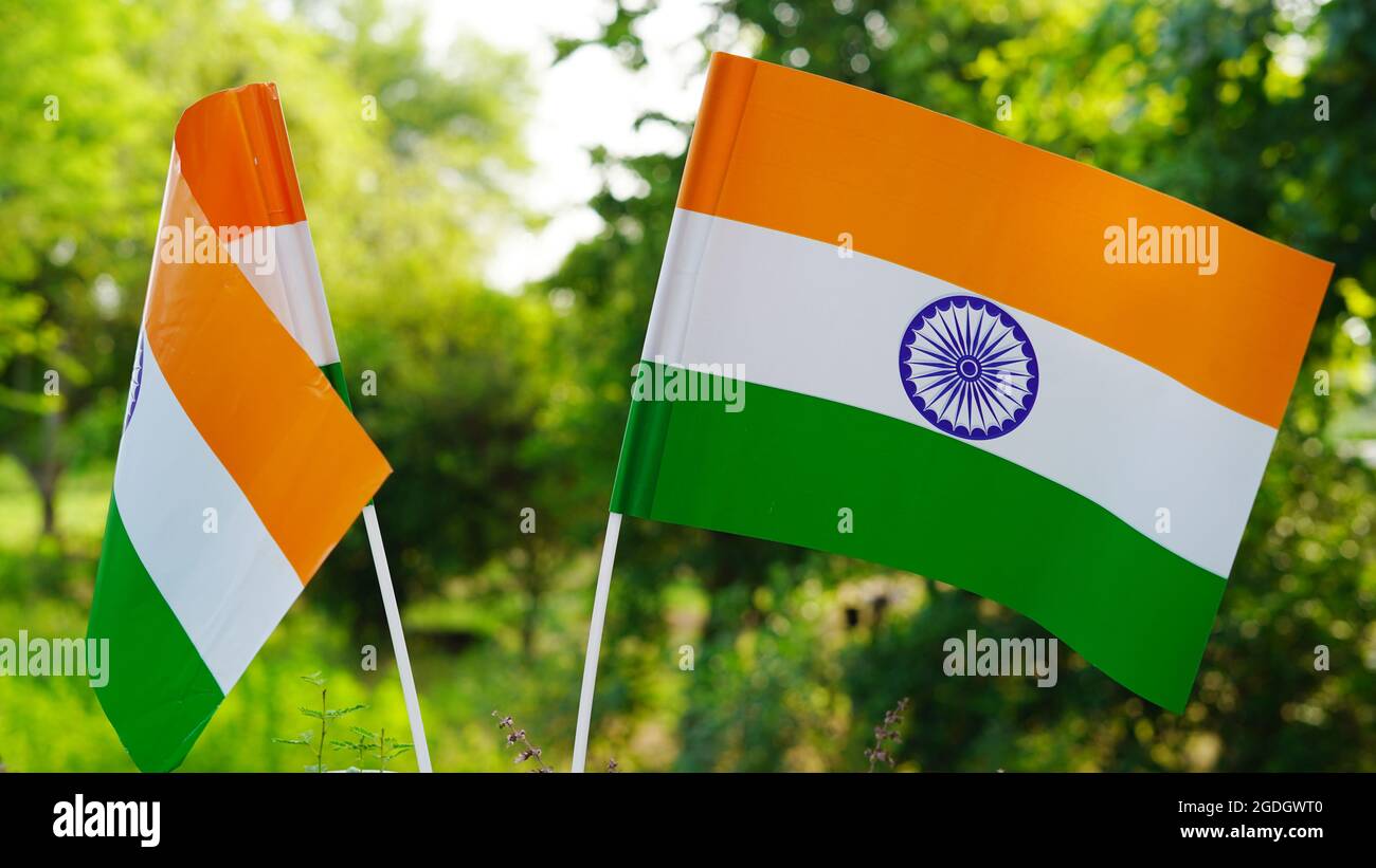 Zwei indische nationale dreifarbige Flagge in der Hand halten. Unabhängigkeitstag und Tag der Republik Indien. Nahaufnahme der Fliegenden indischen Tiranga-Flagge, 15. August. Stockfoto