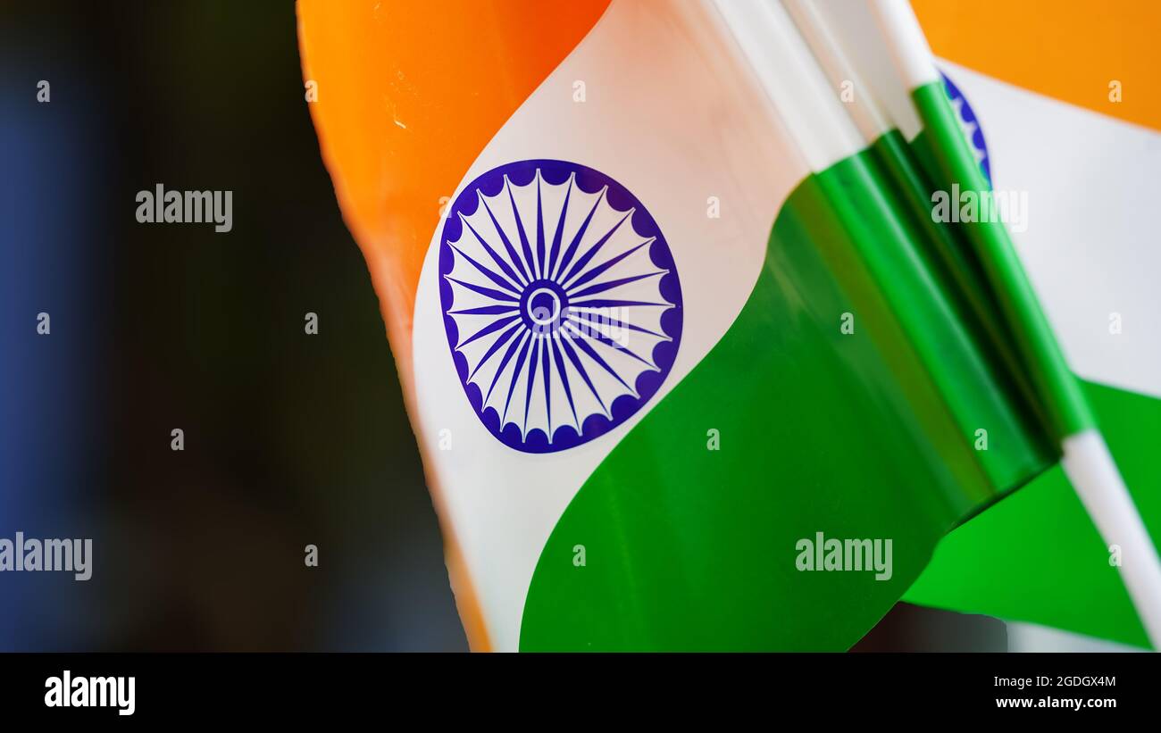 Winkende Flagge Indiens. Unabhängigkeitstag, Tag der Republik Indien. Dreifarbige Flaggen-Symbole mit Ashoka Chakra-Speichen Indiens. Papierfahne oder Poster Stockfoto