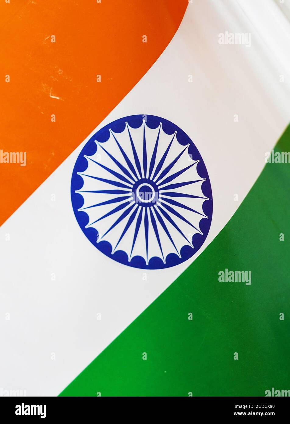 Winkende Flagge Indiens. Unabhängigkeitstag, Tag der Republik Indien. Dreifarbige Flaggen-Symbole mit Ashoka Chakra-Speichen Indiens. Papierfahne oder Poster Stockfoto