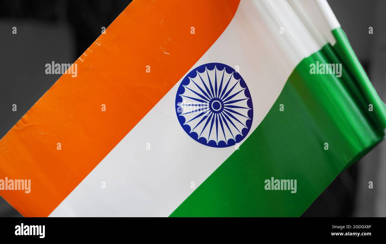 Winkende Flagge Indiens. Unabhängigkeitstag, Tag der Republik Indien. Dreifarbige Flaggen-Symbole mit Ashoka Chakra-Speichen Indiens. Papierfahne oder Poster Stockfoto