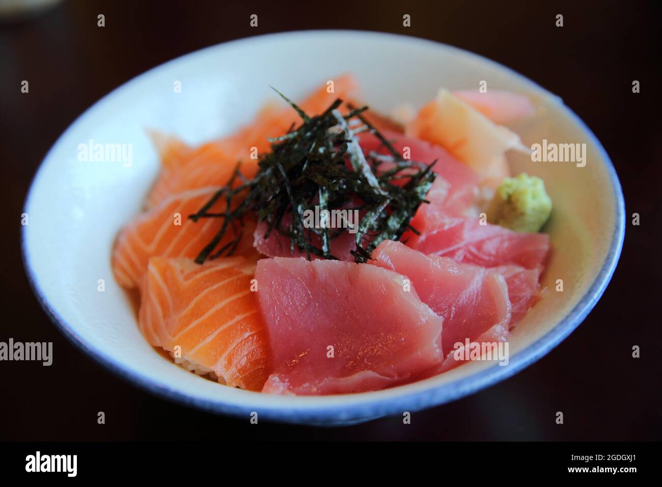 Sushi-Don mit Lachs und Thunfisch Stockfoto