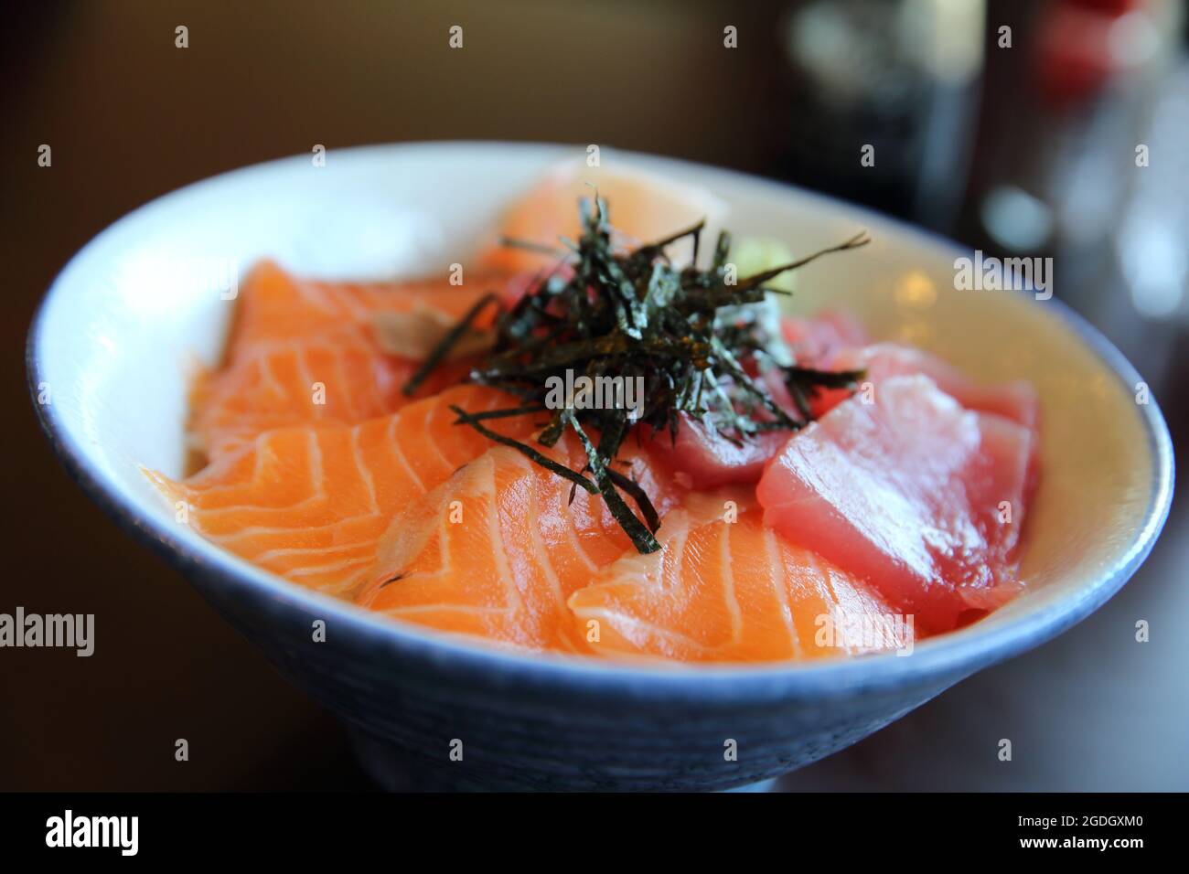 Sushi-Don mit Lachs und Thunfisch Stockfoto