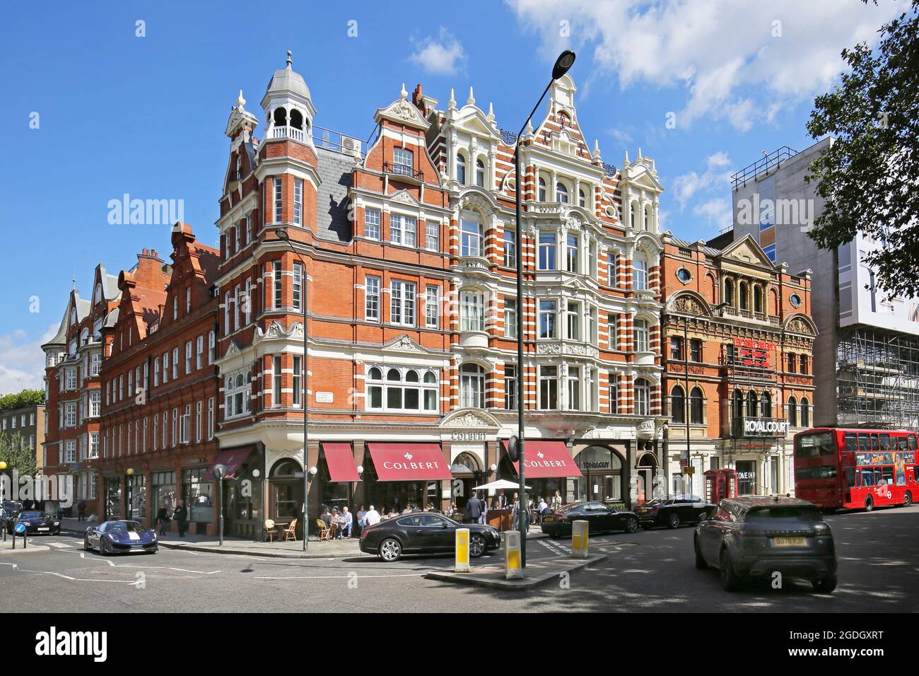 Sloane Square, Chelsea, London, Großbritannien. Zeigt das Colbert Building (Mitte) und das Royal Court Theatre (rechts). Bekannt als Londons wohlhabendstes Viertel. Stockfoto