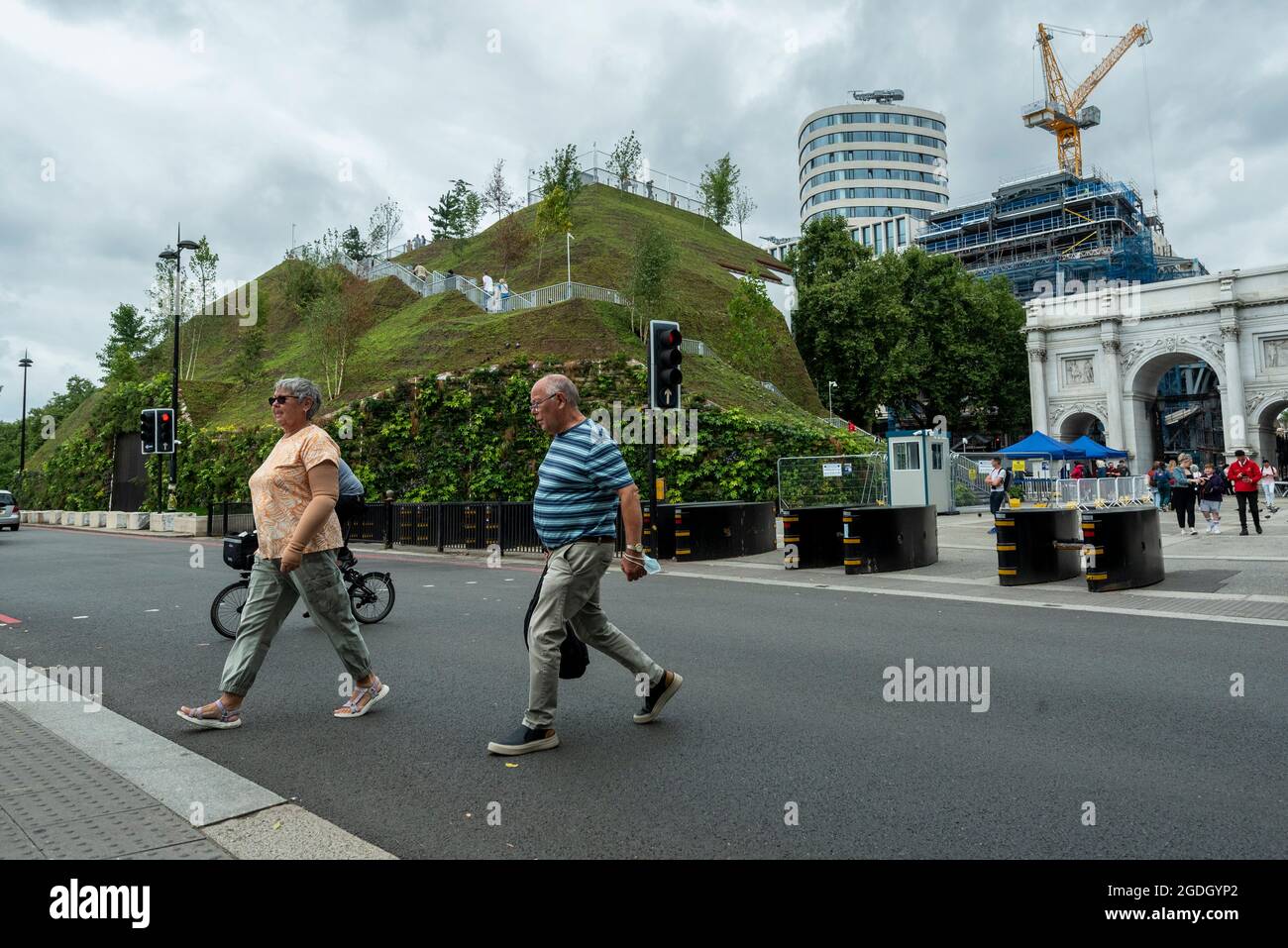 London, Großbritannien. August 2021. Fußgänger überqueren den Marble
