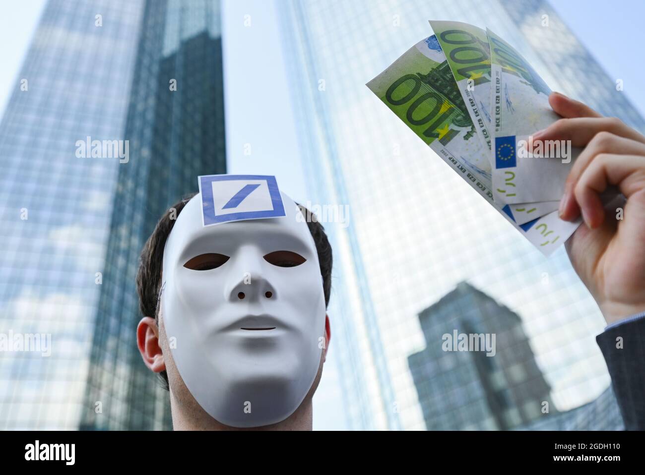 Frankfurt, Deutschland. 13. August 2021: Attac-Mitglieder mit weißen Masken und dem Deutsche Bank-Logo stehen während des zentralen Klimastreiks von Fridays for Future vor der Zentrale der Deutschen Bank. Es werden mehrere tausend Teilnehmer erwartet, die an den Protesten gegen den Finanzsektor in der Bankenstadt teilnehmen werden. Foto: Arne Dedert/dpa Kredit: dpa picture Alliance/Alamy Live News Stockfoto