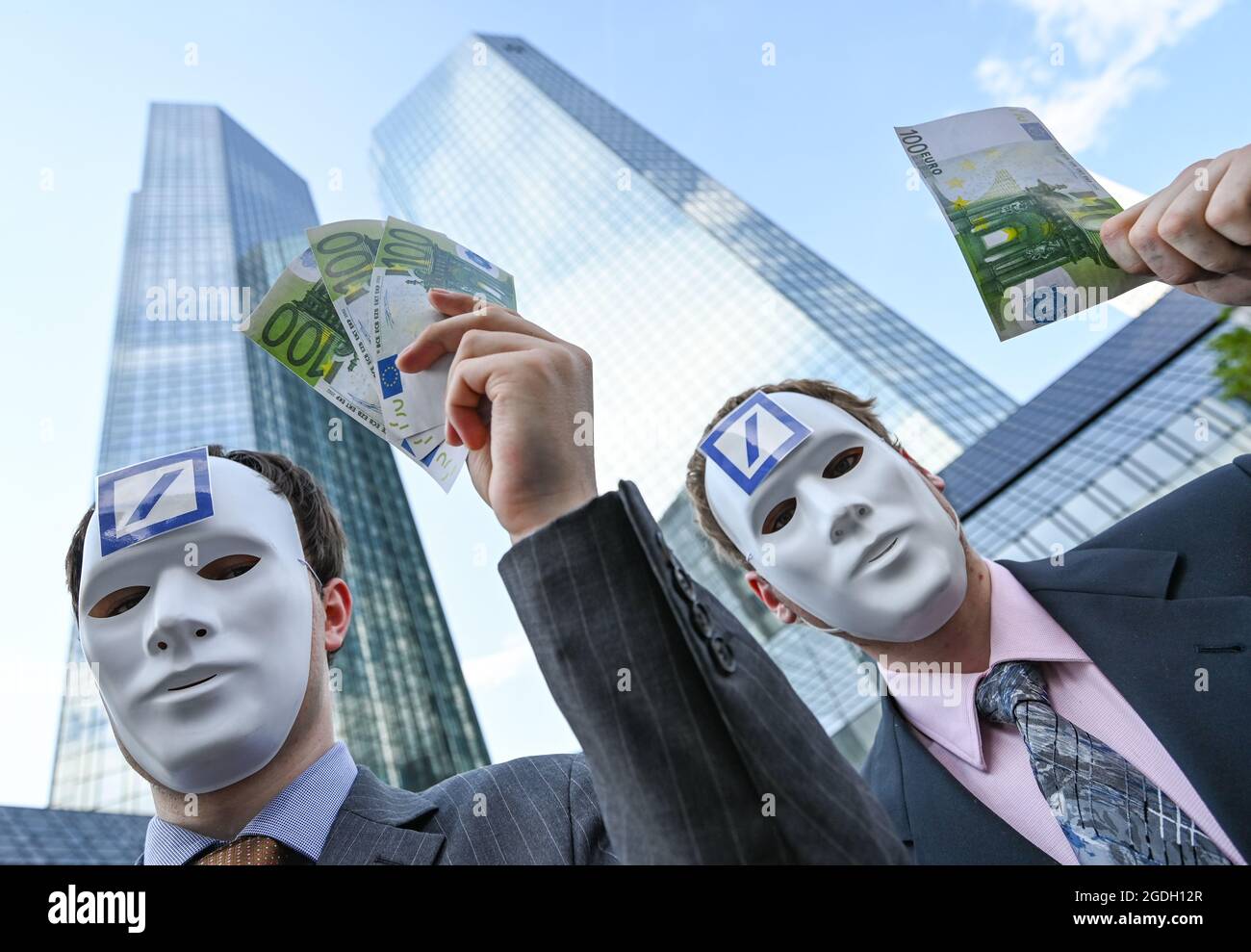 Frankfurt, Deutschland. August 2021. 13. August 2021, Hessen, Frankfurt/Main: Attac-Mitglieder mit weißen Masken und dem Deutsche Bank-Logo stehen während des zentralen Klimastreiks von Fridays for Future vor der Zentrale der Deutschen Bank. Es werden mehrere tausend Teilnehmer erwartet, die an den Protesten gegen den Finanzsektor in der Bankenstadt teilnehmen werden. Foto: Arne Dedert/dpa Kredit: dpa picture Alliance/Alamy Live News Stockfoto