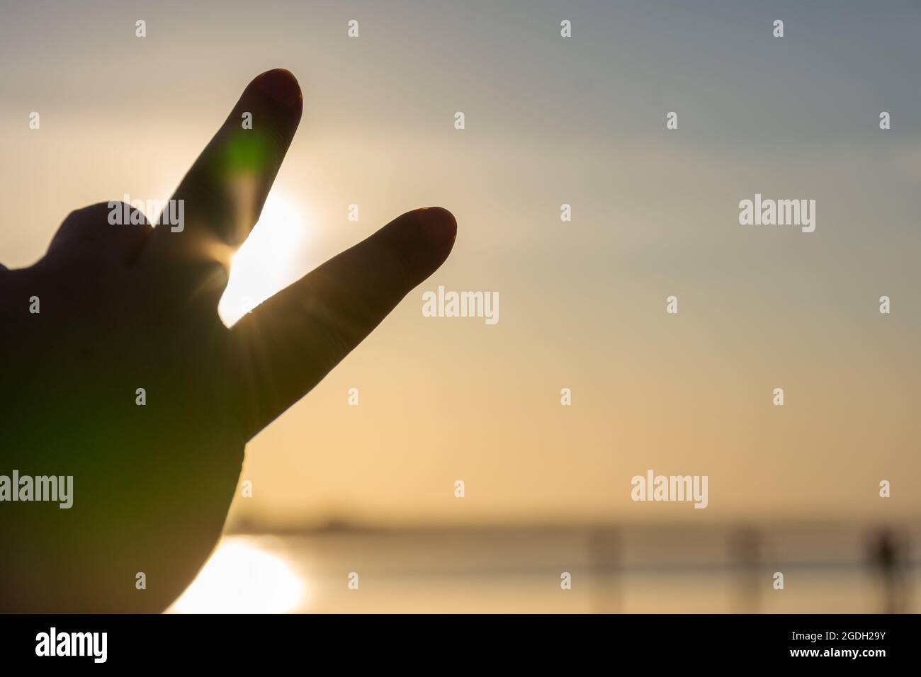 Friedensschild bei Sonnenuntergang mit Kopierplatz Stockfoto