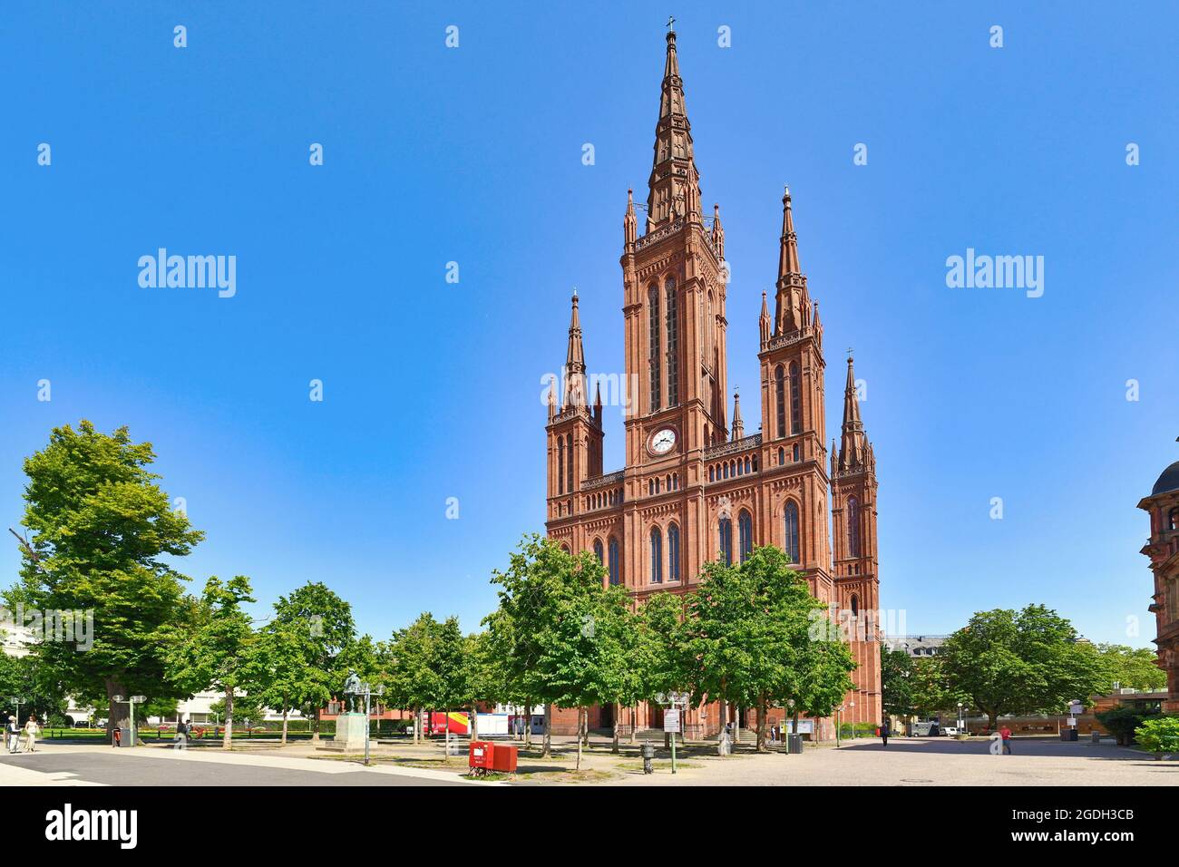 Wiesbaden, Deutschland - Juli 2021: Neugotische evangelische Kirche mit dem Namen „Marktkirche“ Stockfoto