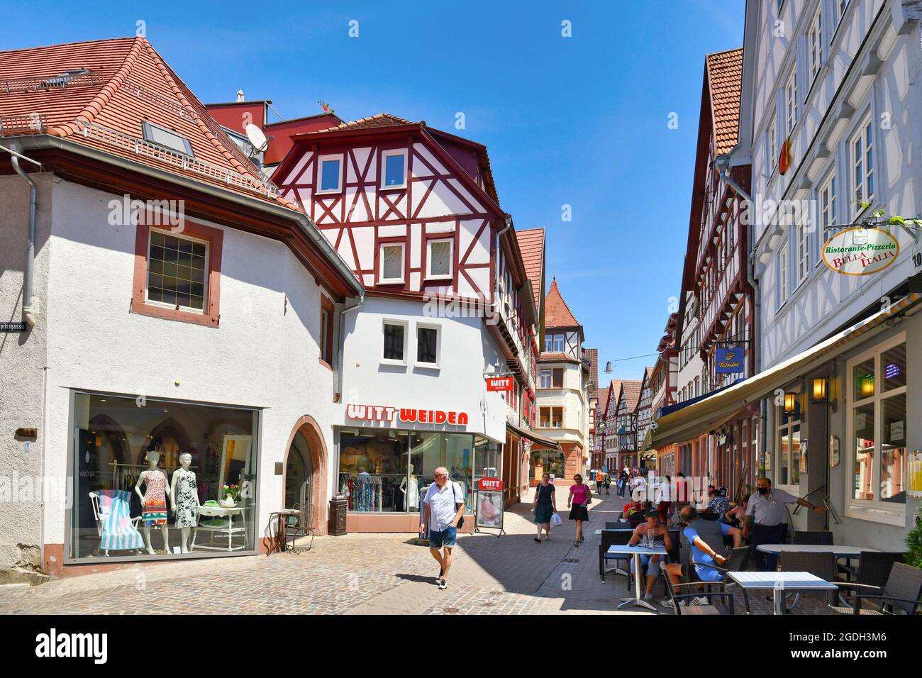 Mosbach, Deutschland - Juni 2021: Historisches Stadtzentrum mit Fachwerkhäusern an sonnigen Tagen in der Hauptstraße Stockfoto