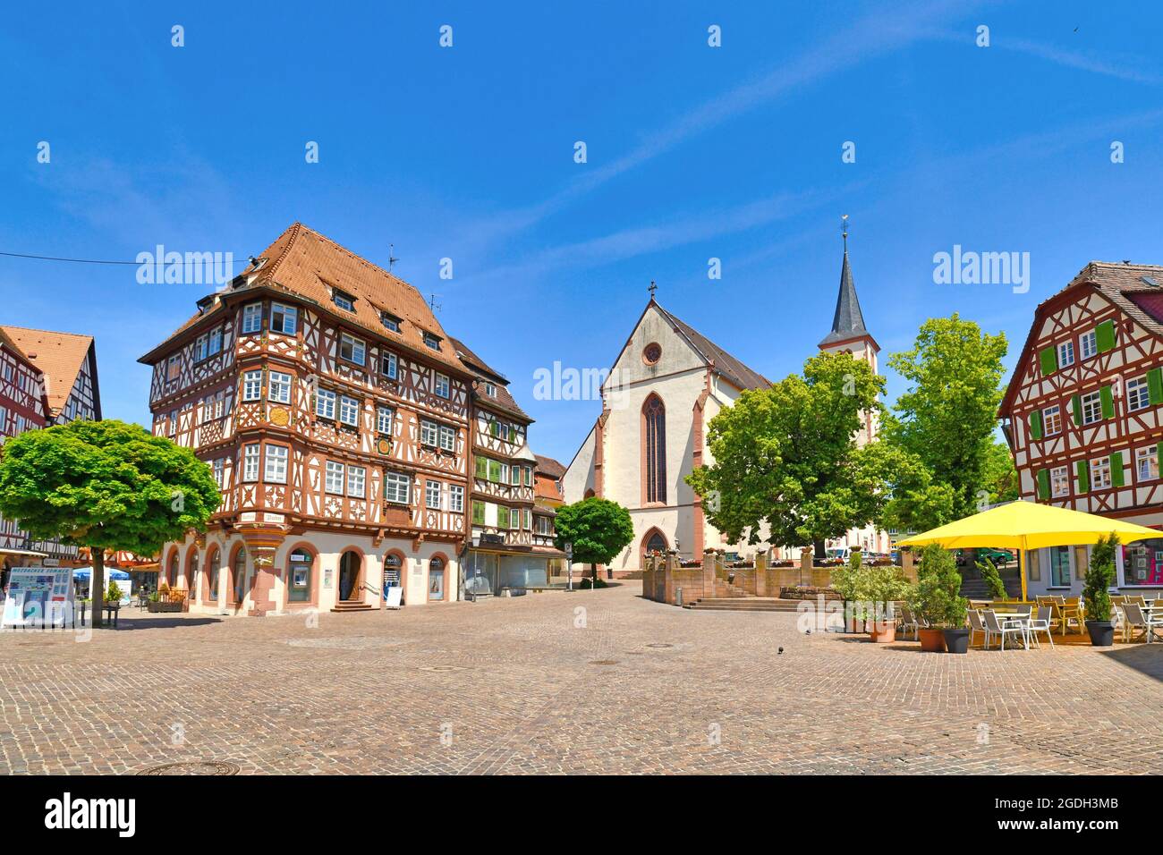 Mosbach, Deutschland - Juni 2021: Marktplatz mit Fachwerkhäusern in der ...