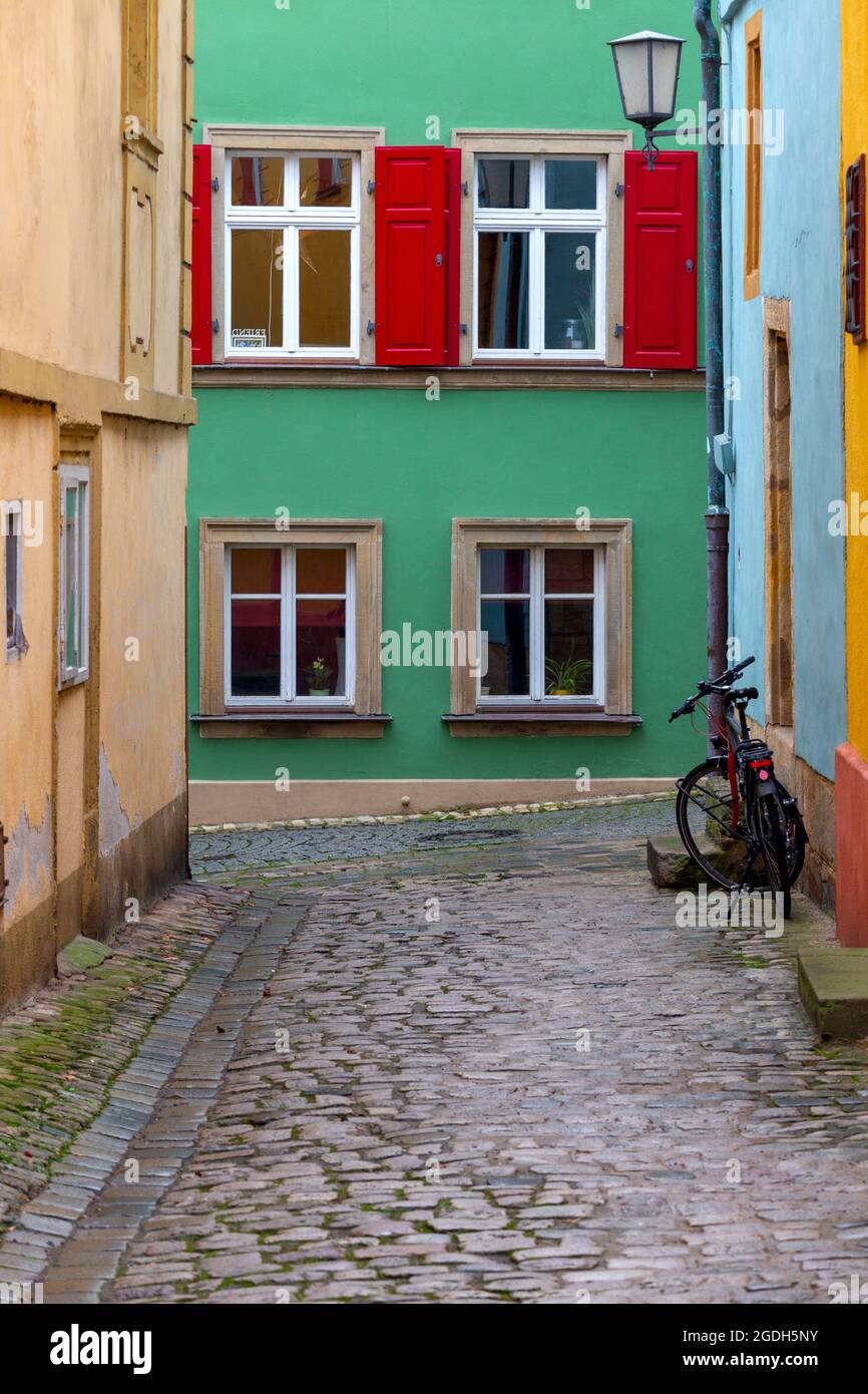 Mehrfarbige Häuserfassaden auf einer alten schmalen Straße. Bamberg. Bayern Deutschland. Stockfoto