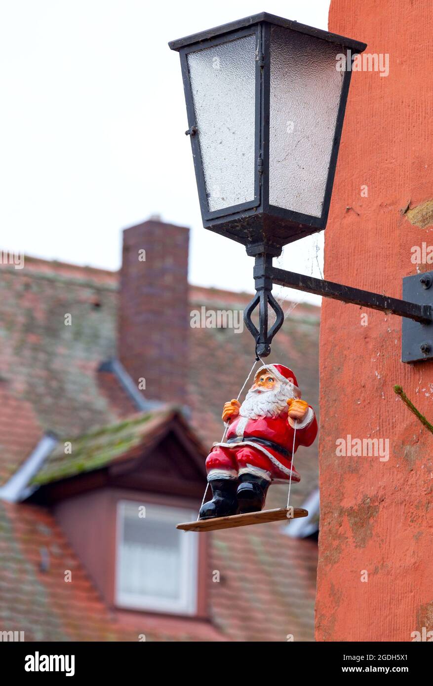 Weihnachtsspielzeug Weihnachtsmann auf einer Schaukel. Bamberg. Deutschland. Stockfoto