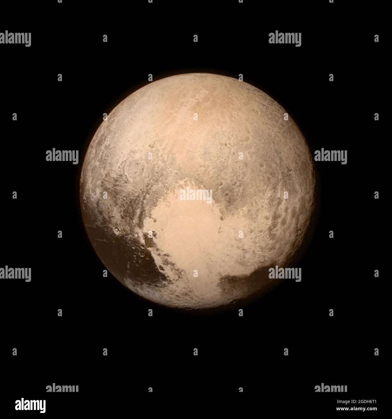 Der Zwergplanet Pluto, von der Raumsonde New Horizons aus gesehen, aus einer Entfernung von 476000 Meilen. Das Bild wurde mit dem Long Range Reconnaissance Imager (LORRI) aufgenommen. Stockfoto